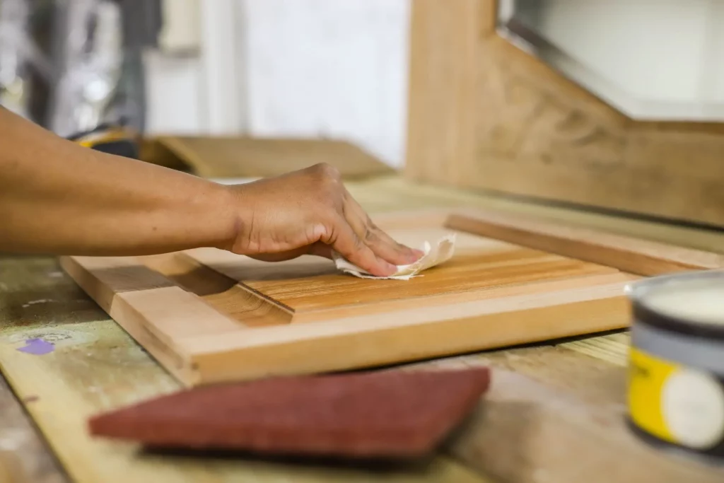 Travail du bois dans le cadre d'un relooking de meuble dans mon atelier à Toulouse 