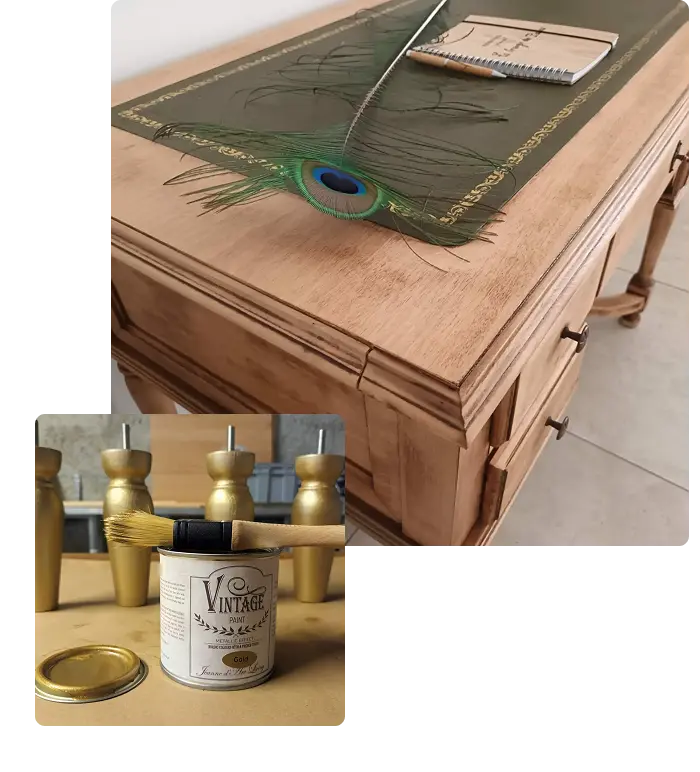 Relooking | Table en bois ornée d'une plume de paon, accompagnée d'un bloc-notes, d'un pot de peinture et de fuseaux en bois dorés pour un projet de bricolage.