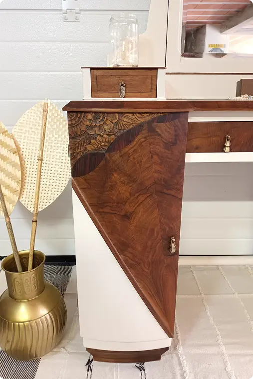 Une coiffeuse blanche et bois avec un miroir attaché, conçue pour une utilisation fonctionnelle et élégante dans un espace personnel.