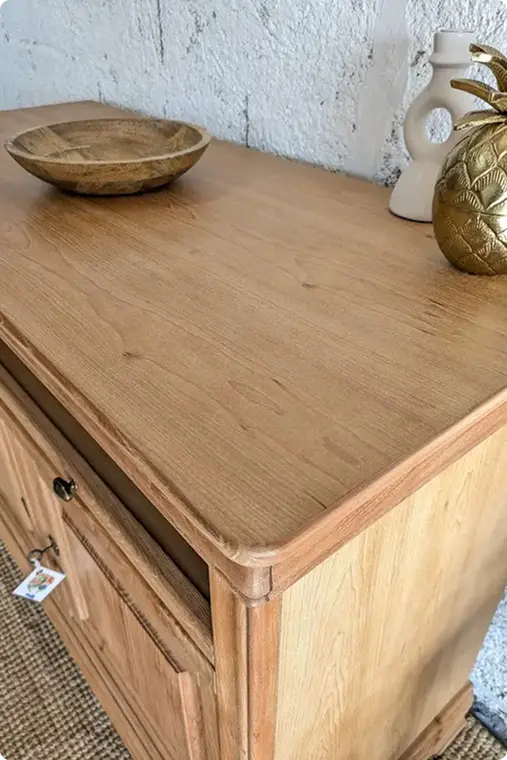 Bureau antique orné avec un bol, soulignant la beauté du mobilier vintage et des éléments décoratifs.