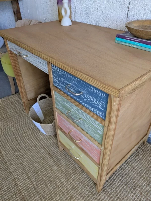 Bureau vintage en bois restauré avec tiroirs multicolores et finition patinée, style bohème et éclectique