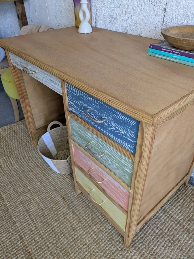 Bureau vintage en bois restauré avec tiroirs multicolores et finition patinée, style bohème et éclectique
