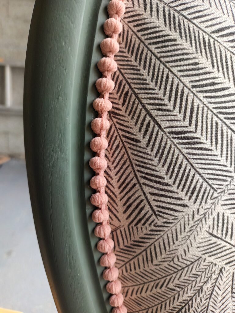 Chaise relookée dans des teintes pastelles douces