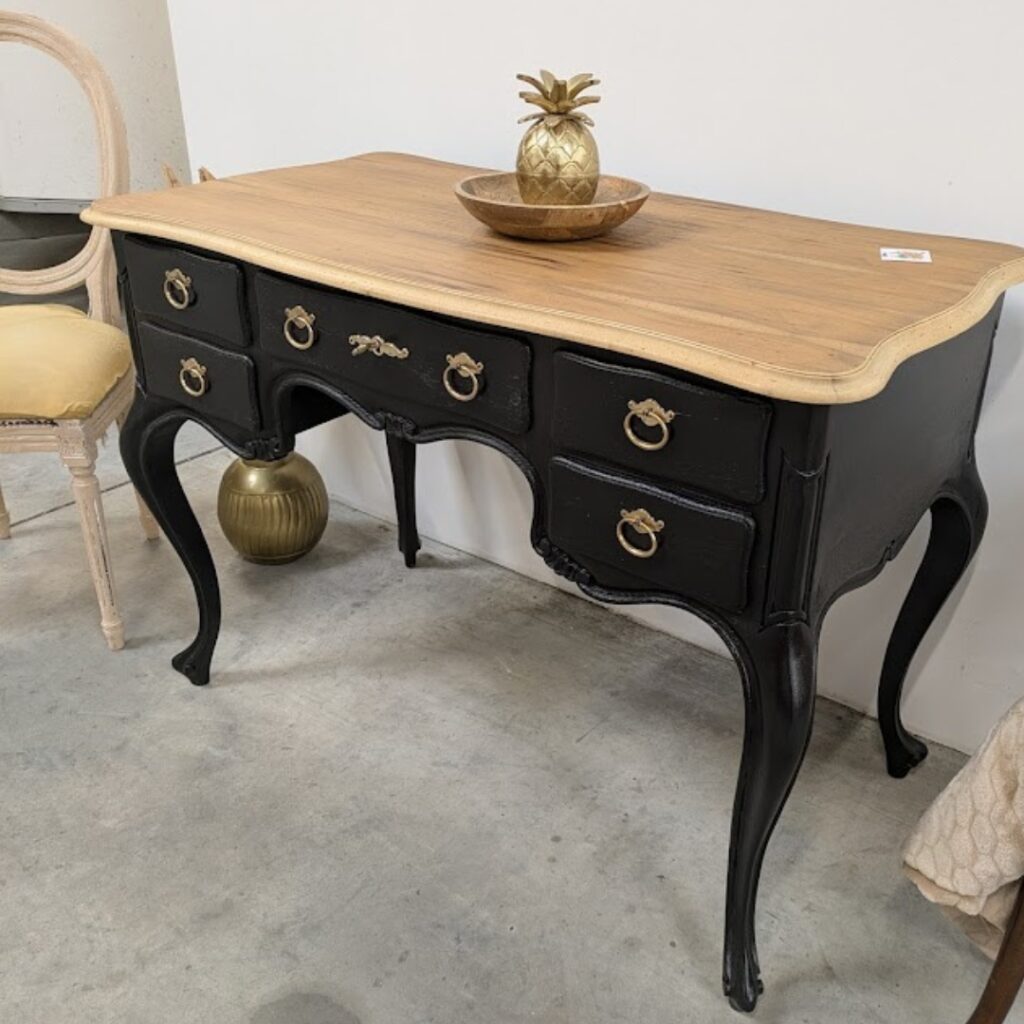 Relooking d'une table en noir style industriel